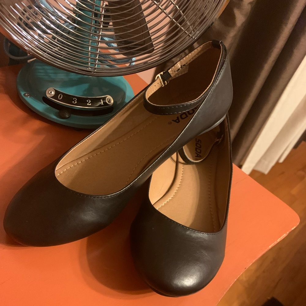 Soda black flat, size 10. Never worn :)